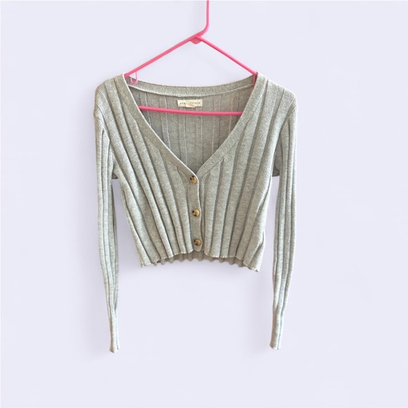 XS Grey Aeropostale cropped button up sweater and cardigan - Picture 1 of 4